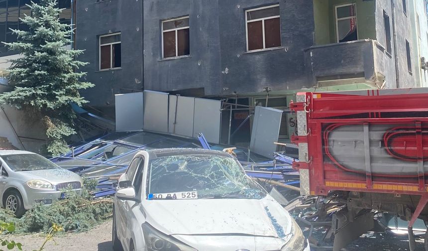 Nevşehir’de atıl hastane binasının dış cephesi çöktü: 2 araç hasar aldı