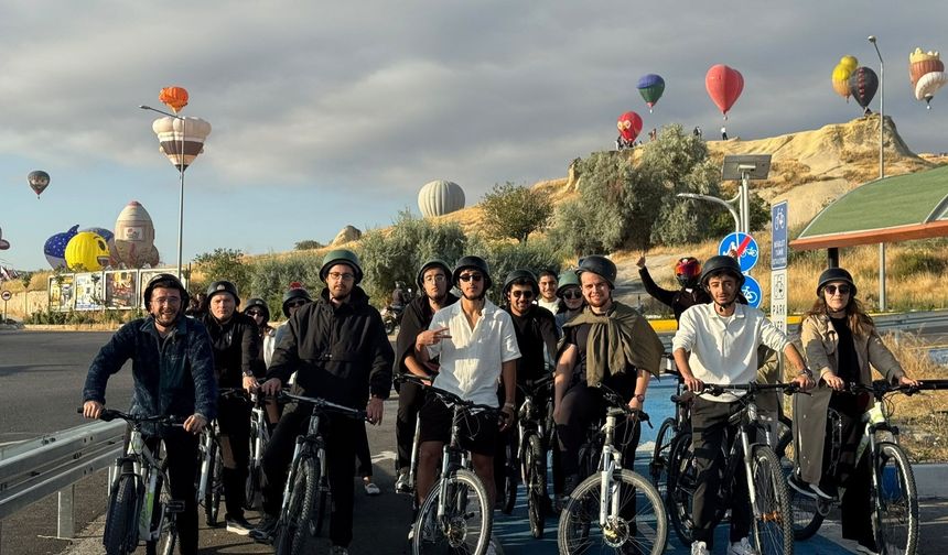 AK Partili gençler Kapadokya’da balonlar eşliğinde pedal çevirdi