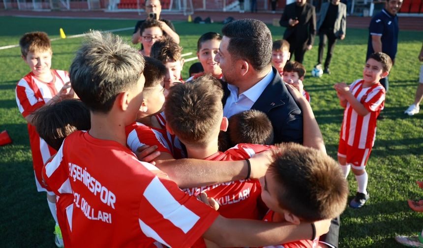Başkan Arı’dan minik futbolculara sürpriz: Sahaya hediyelerle geldi