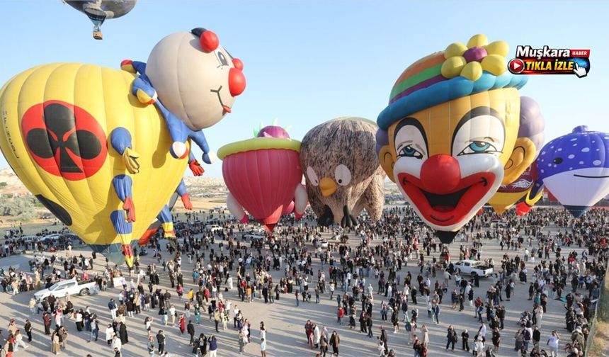 Kapadokya’da balon şöleni: Gökyüzü dev figürlerle kaplandı