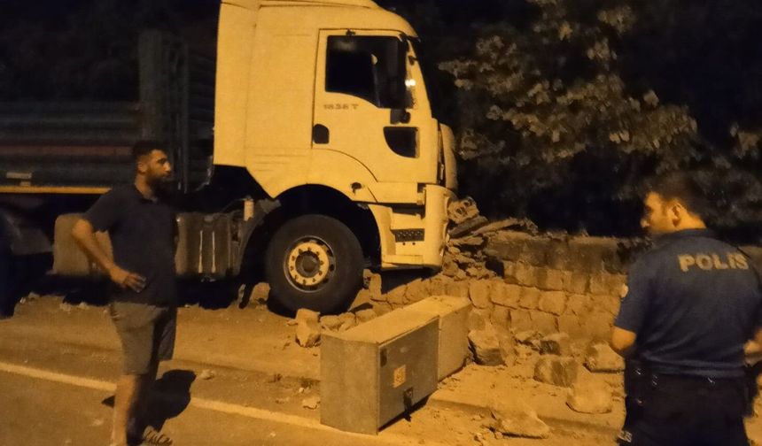 Nevşehir'de kontrolden çıkan tır evin bahçesine daldı