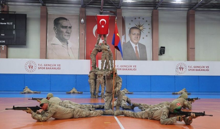 Nevşehir’de 30 Ağustos coşkusu: Komandolardan nefes kesen gösteri