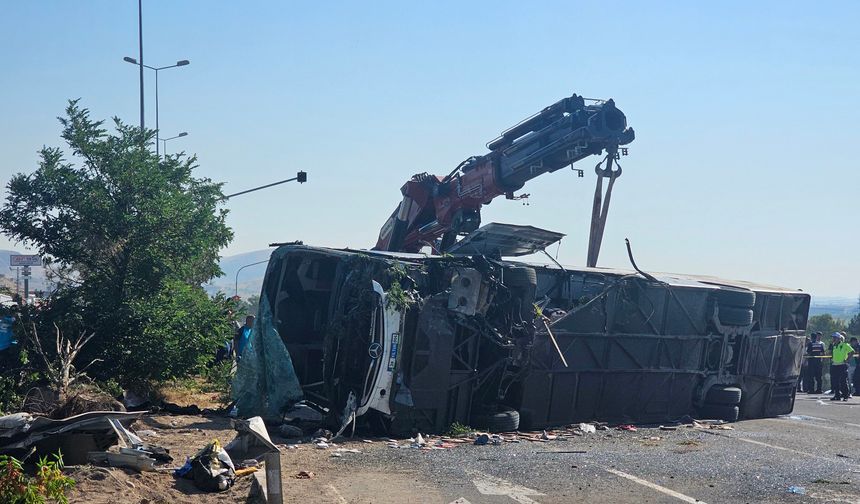 Kayseri’de yolcu otobüsü devrildi: 1 ölü, 22 yaralı