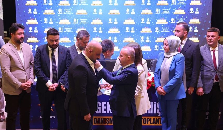 Nevşehir’de dikkat çeken toplantı: Rozetler takıldı