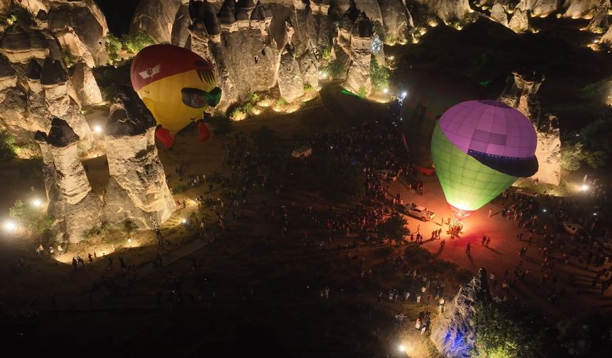 Kapadokya gecesinde büyüleyici gösteri: Balonlar Paşabağları’nı aydınlattı
