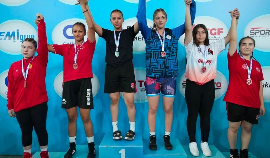 Nevşehirli güreşçiler minderi salladı: 3 madalya birden