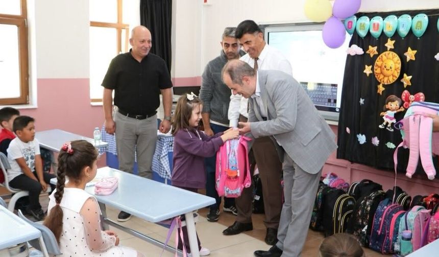 Uçhisar Belediyesinden 1. sınıf öğrencilerine kırtasiye desteği