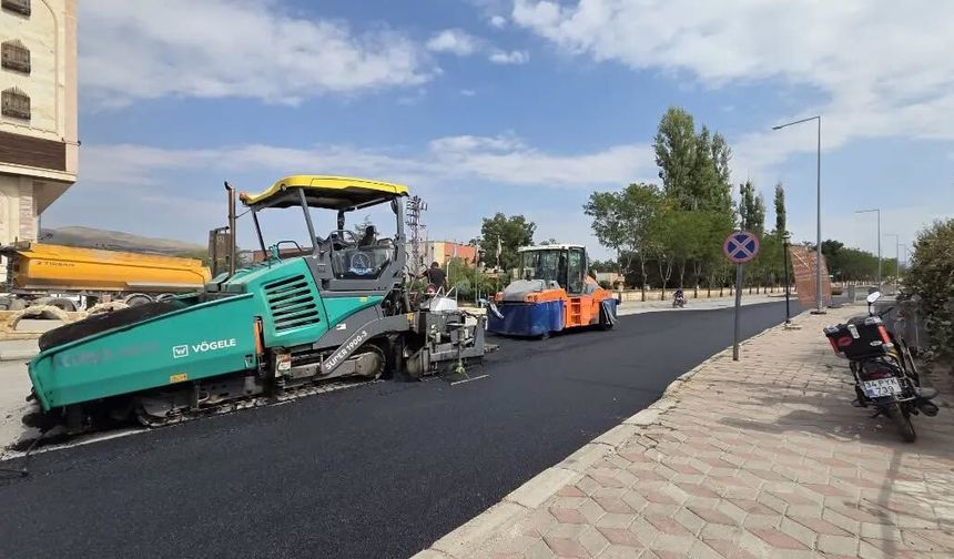 Avanos’ta asfalt seferberliği: Ekipler gece gündüz çalışıyor