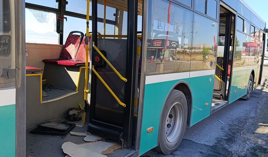 Yolcu otobüsü ile minibüs çarpıştı: 3 yaralı