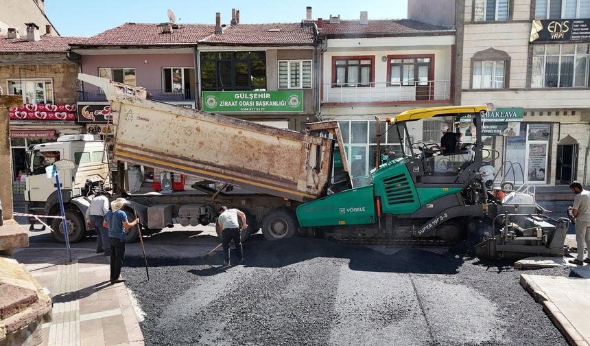 Gülşehir’de sıcak asfalt mesaisi sürüyor: Çarşı merkezi yenileniyor