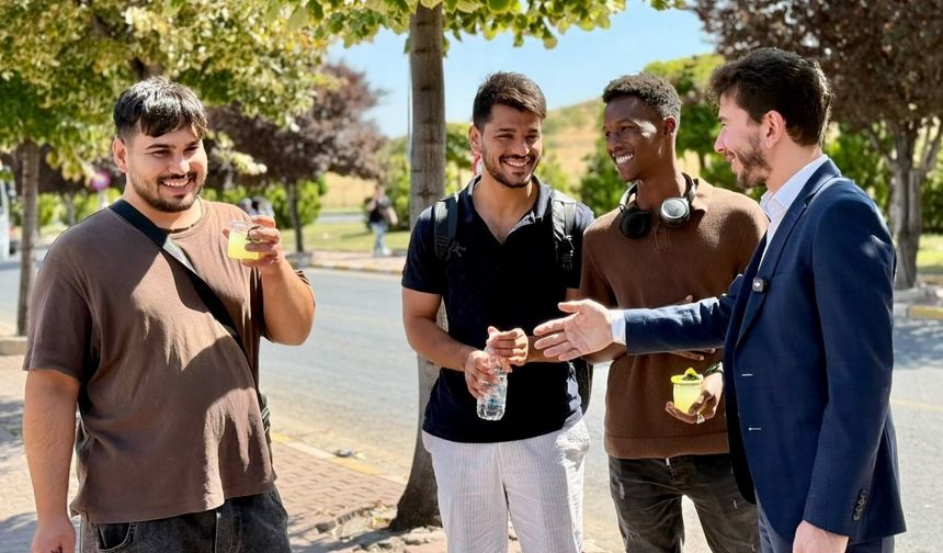AK Gençlik üniversitelileri ikramlarla karşıladı