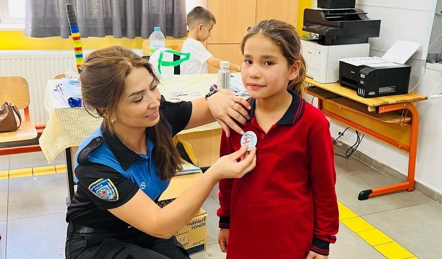 Nevşehir polisi miniklerin yüzünü rozetlerle güldürdü