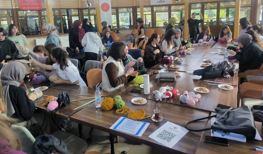 Sevgi ilmek ilmek büyüyor: Birlikte örüp birlikte üretiyorlar