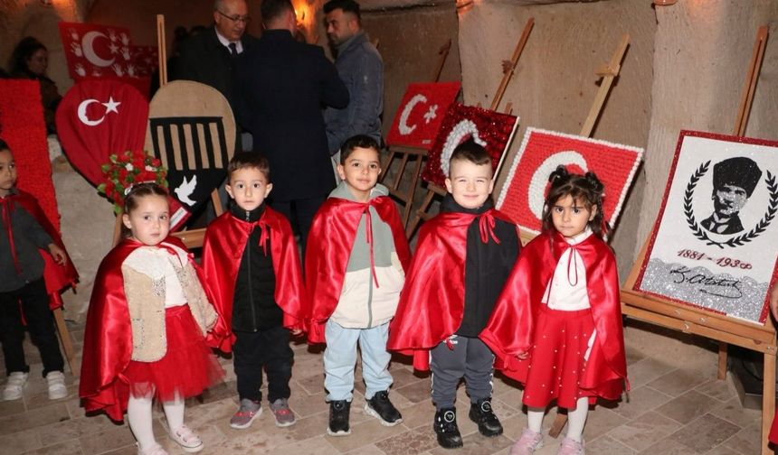 Uçhisar Kalesi’nde miniklerin bayrak sergisi ilgi gördü!