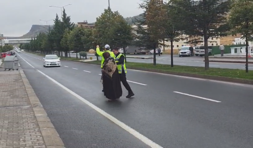Önce trafiği durdurdu, sonra yaşlı kadına yol oldu!