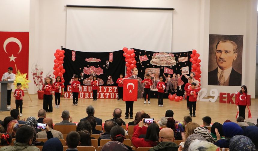 Uçhisar’da Cumhuriyet coşkusu! Öğrenciler bayrama renk kattı
