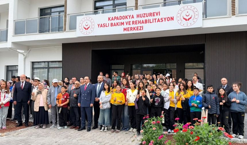 Küçüklerden büyüklere gönül köprüsü: Nevşehir’de karanfilli buluşma