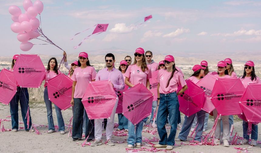 Tülin Şahin Kapadokya’da pembe uçurtma uçurdu