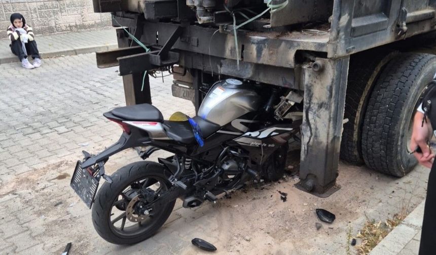 Nevşehir’de motosiklet kazası! Kamyona çarptı: 2 kişi yaralandı