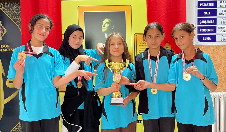 Atatürk Ortaokulunun küçük kızları atletizmde il birincisi!