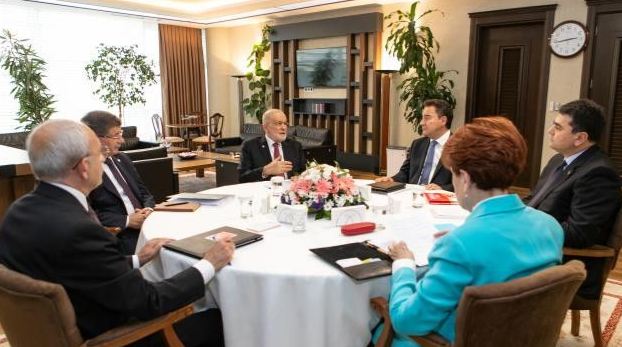 İYİ PArti Genel Başkanı Meral Akşener ve İYİ PArtili diğer kurmaylar, 6'lı Masa toplantısında CHP Lideri Kılıçdaroğlu'nu istemediklerini açıkca dile getirdiler.
