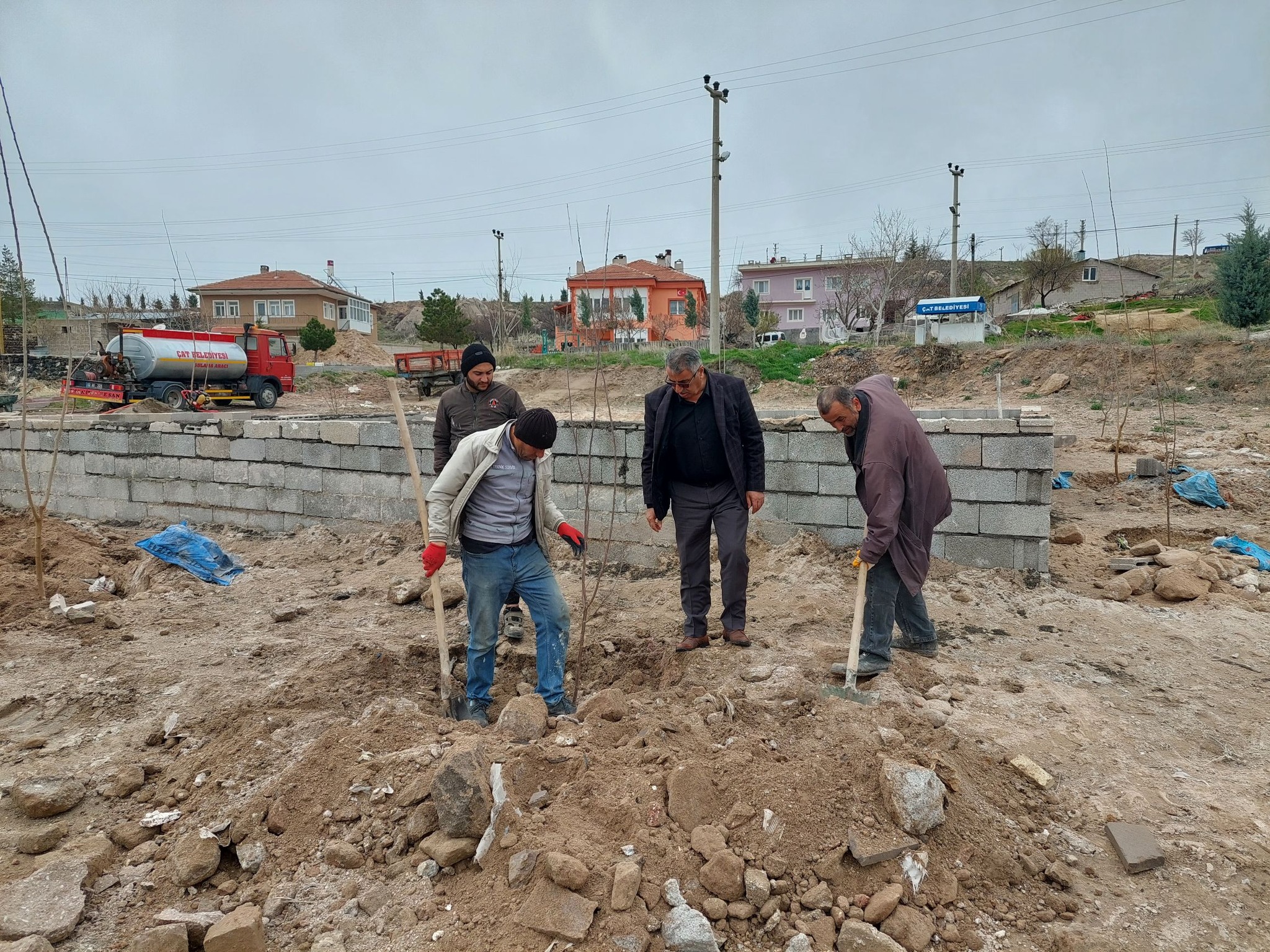 Çat Belediyesi ekipleri kasabada fidan dikimi yaptı (1)