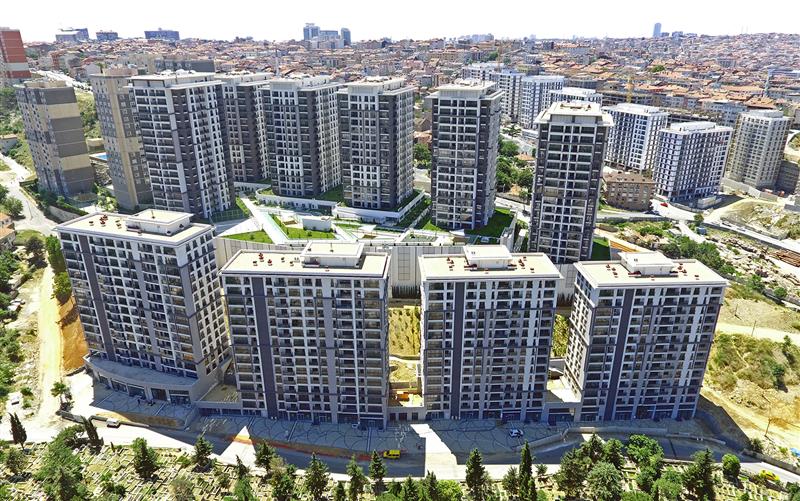 Ev fiyatlarının tırmanması ve kira ücretlerinin fahiş artışı nedeniyle, özellikle İstanbul gibi büyükşehirlerde konut sıkıntısı devam ediyor. İşte detaylar...