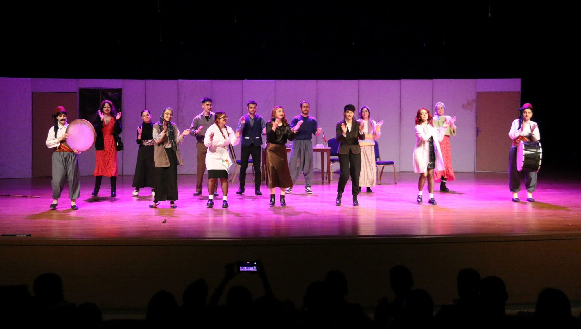 NEVÜ öğrencilerinden tiyatro gösterimi Pırtlatan bal (1)
