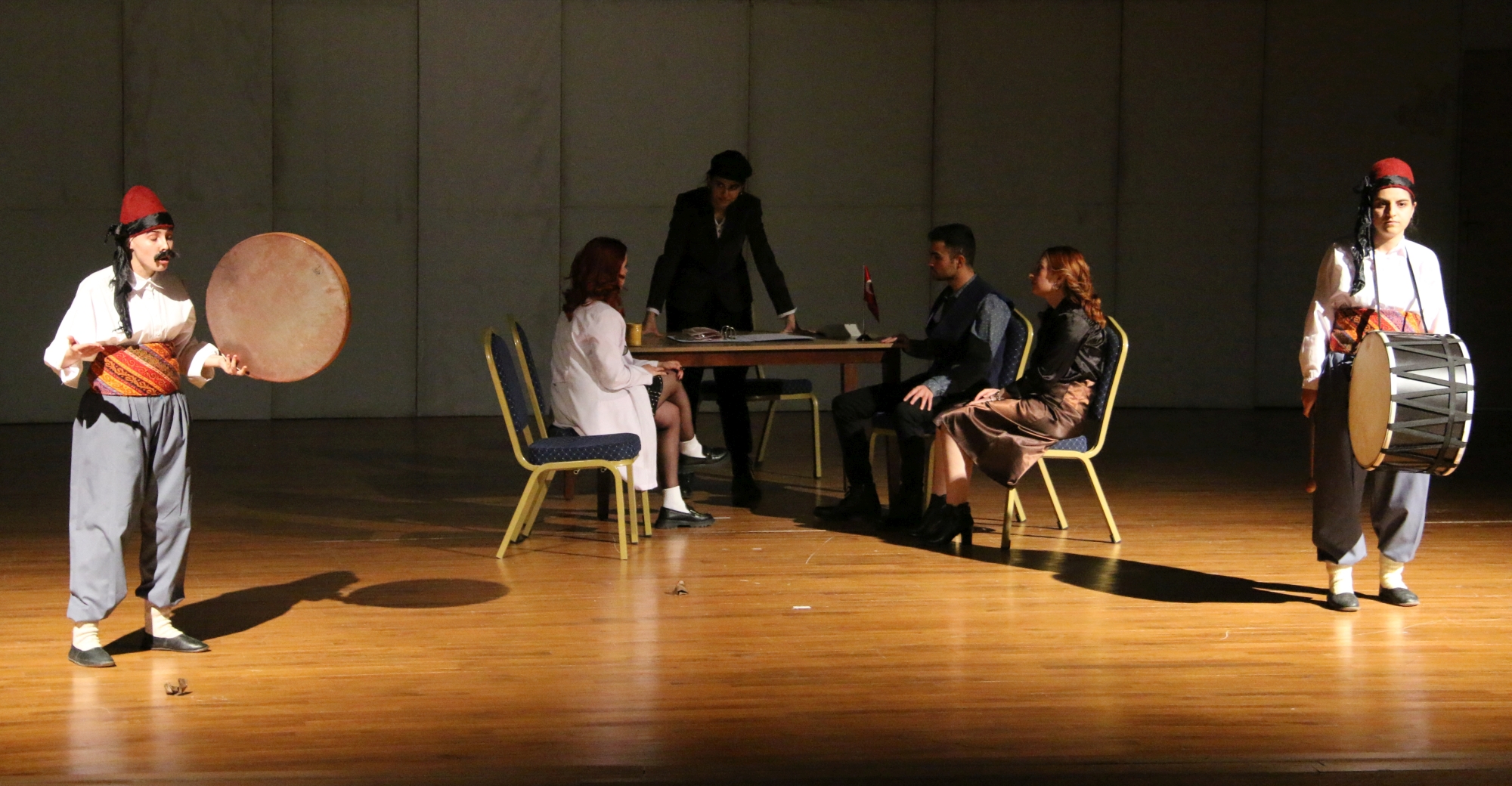 NEVÜ öğrencilerinden tiyatro gösterimi Pırtlatan bal (4)