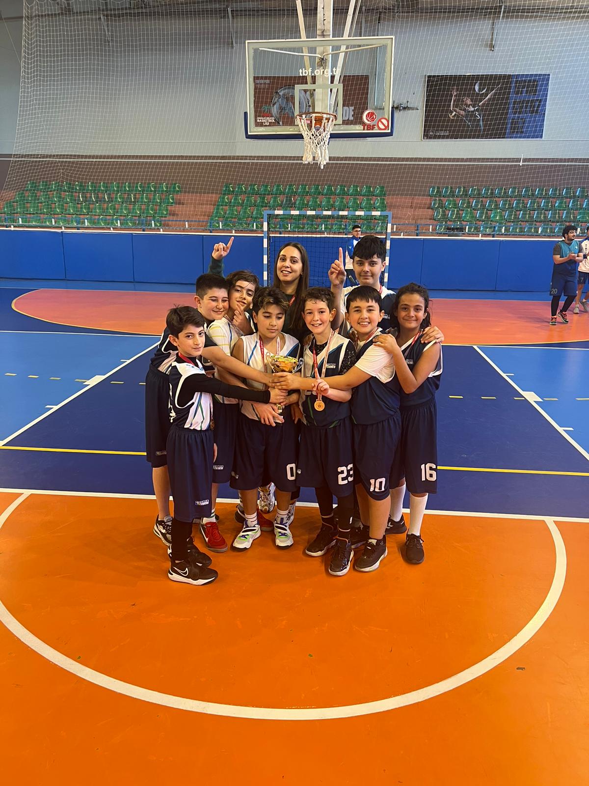 Simya Koleji basketbol takımından il birinciliği  (1)