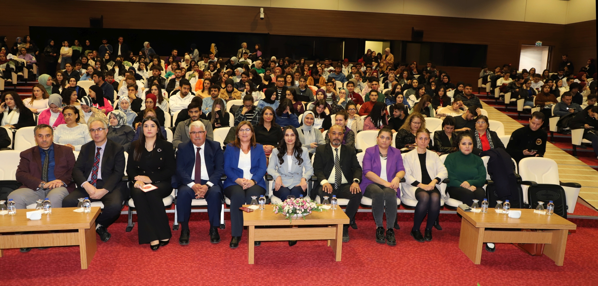 Vali Yardımcısı Kübra Karaalioğlu NEVÜ’lü öğrencilerle buluştu (2)