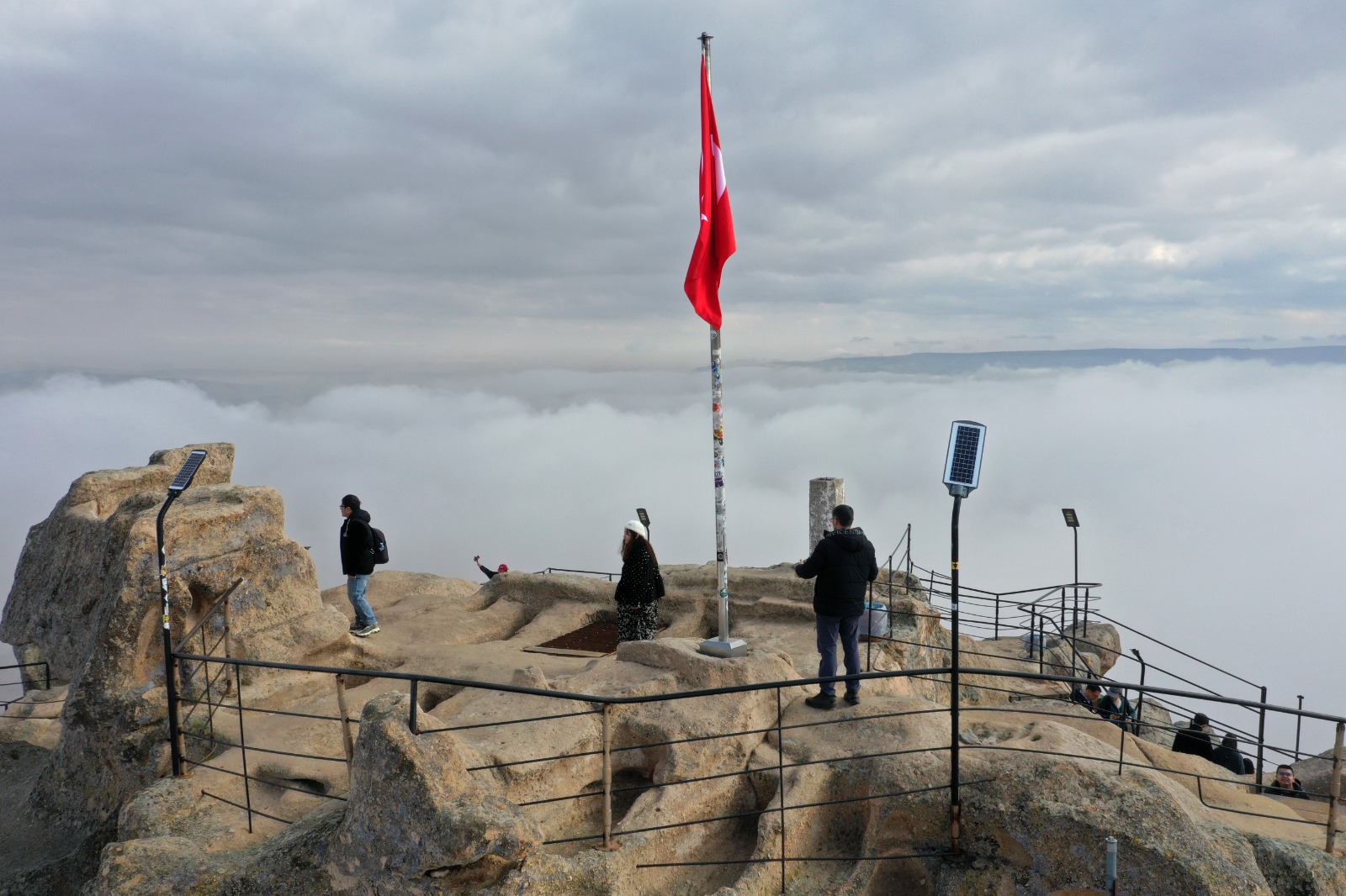 Turistler Kapadokya'da Sis Denizini Izliyor 5