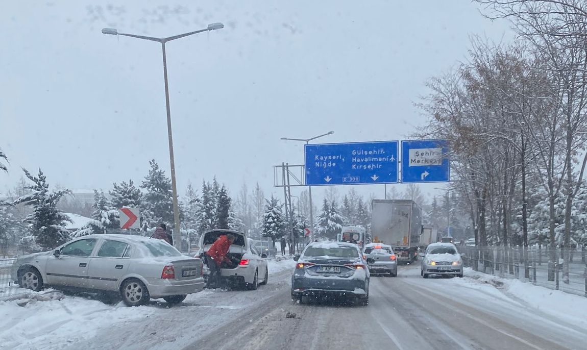 Yoğun Kar Yağışı Ve Buzlanma Kazaya Sebep Oldu-1