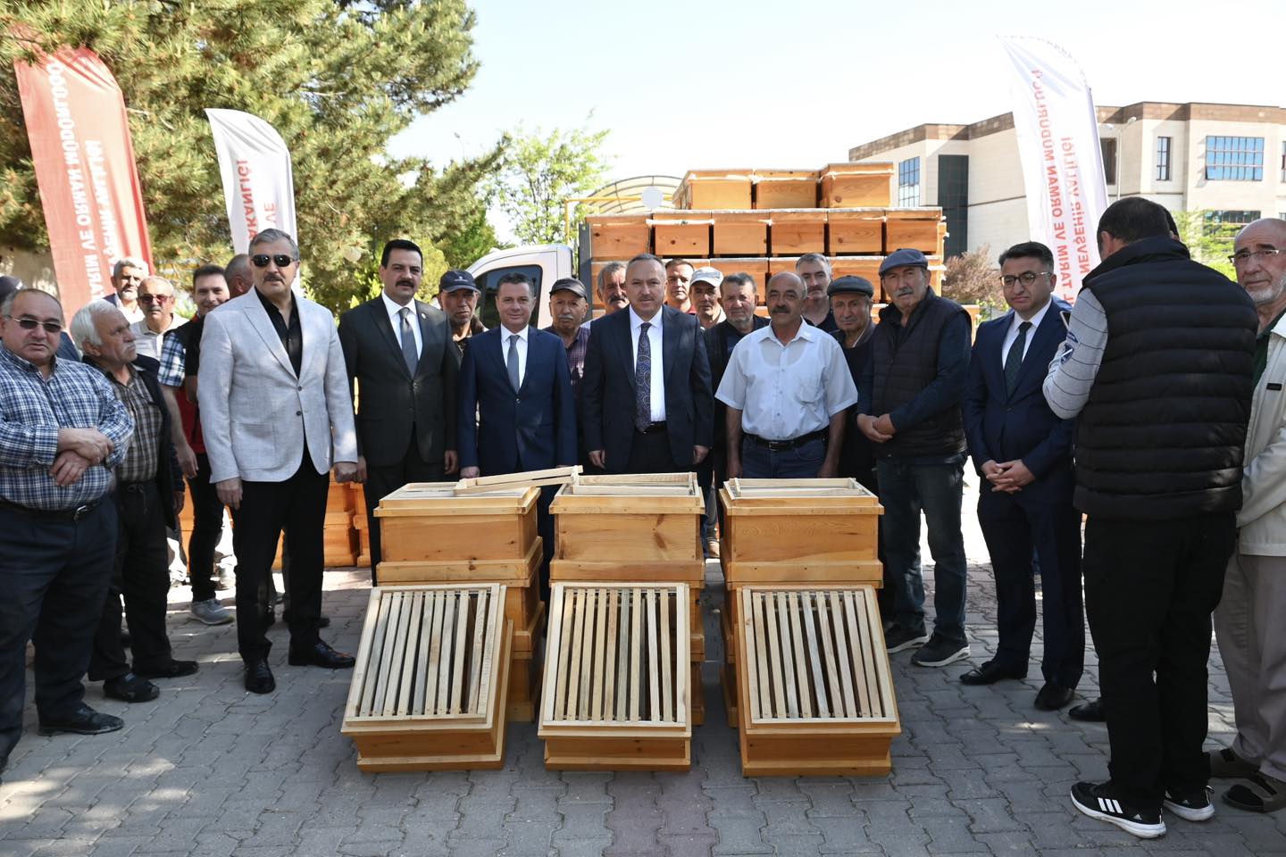 Çiftçilere Arılı Kovan Teslim Edildi