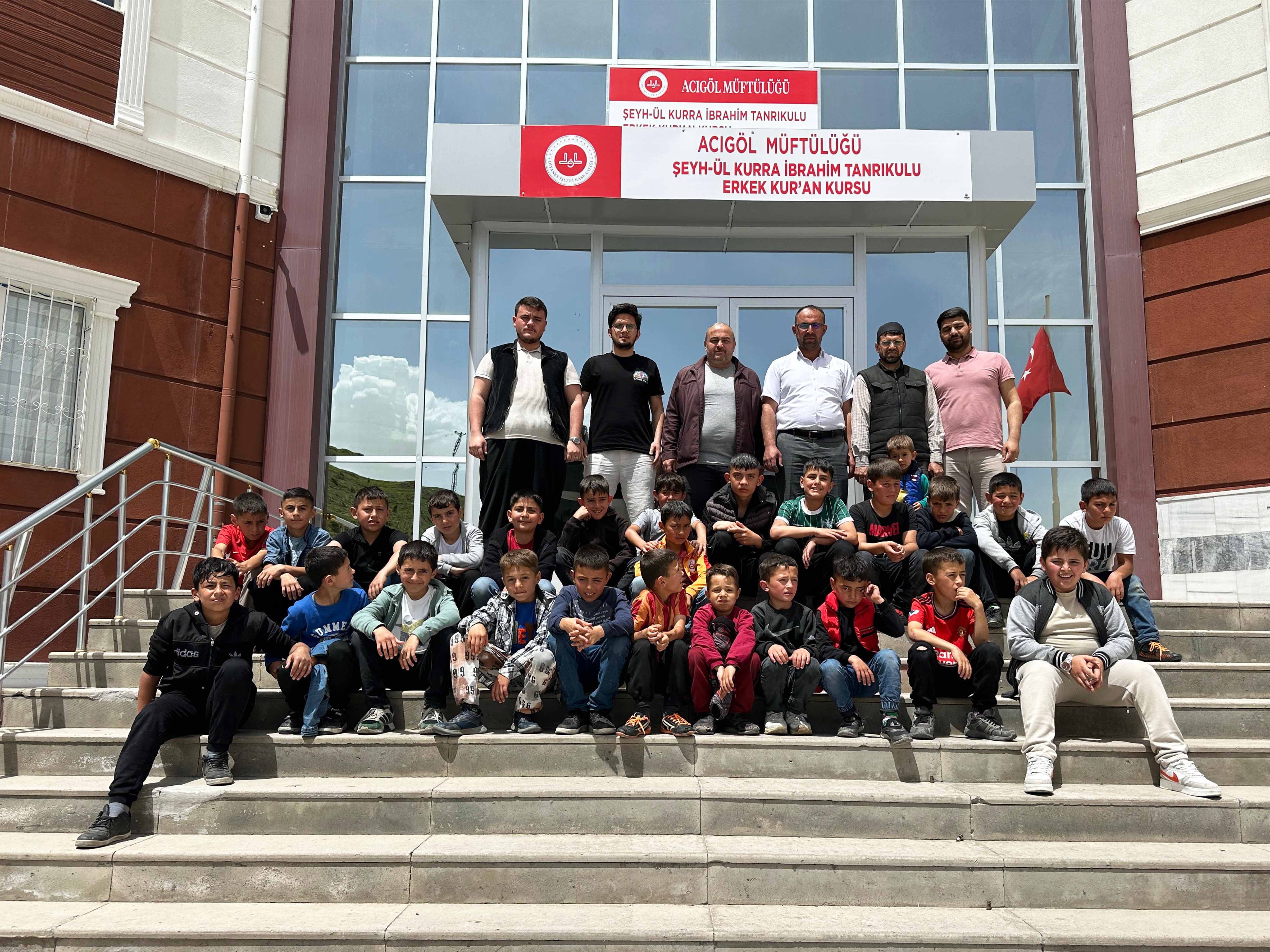 Kurs Kapısında Çekilen Hatıra Fotoğrafı