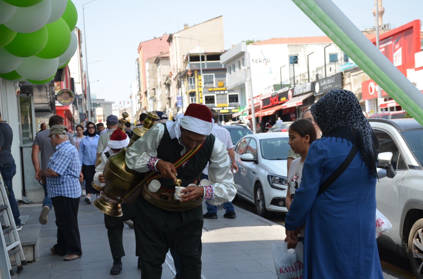 Sıcaktan Bunalan Vatandaşlar Limonatayla Serinledi (1)