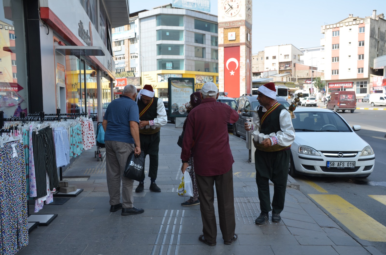 Sıcaktan Bunalan Vatandaşlar Limonatayla Serinledi (3)