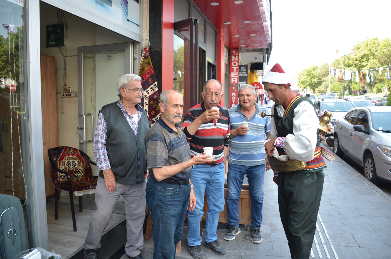 Sıcaktan Bunalan Vatandaşlar Limonatayla Serinledi (4)