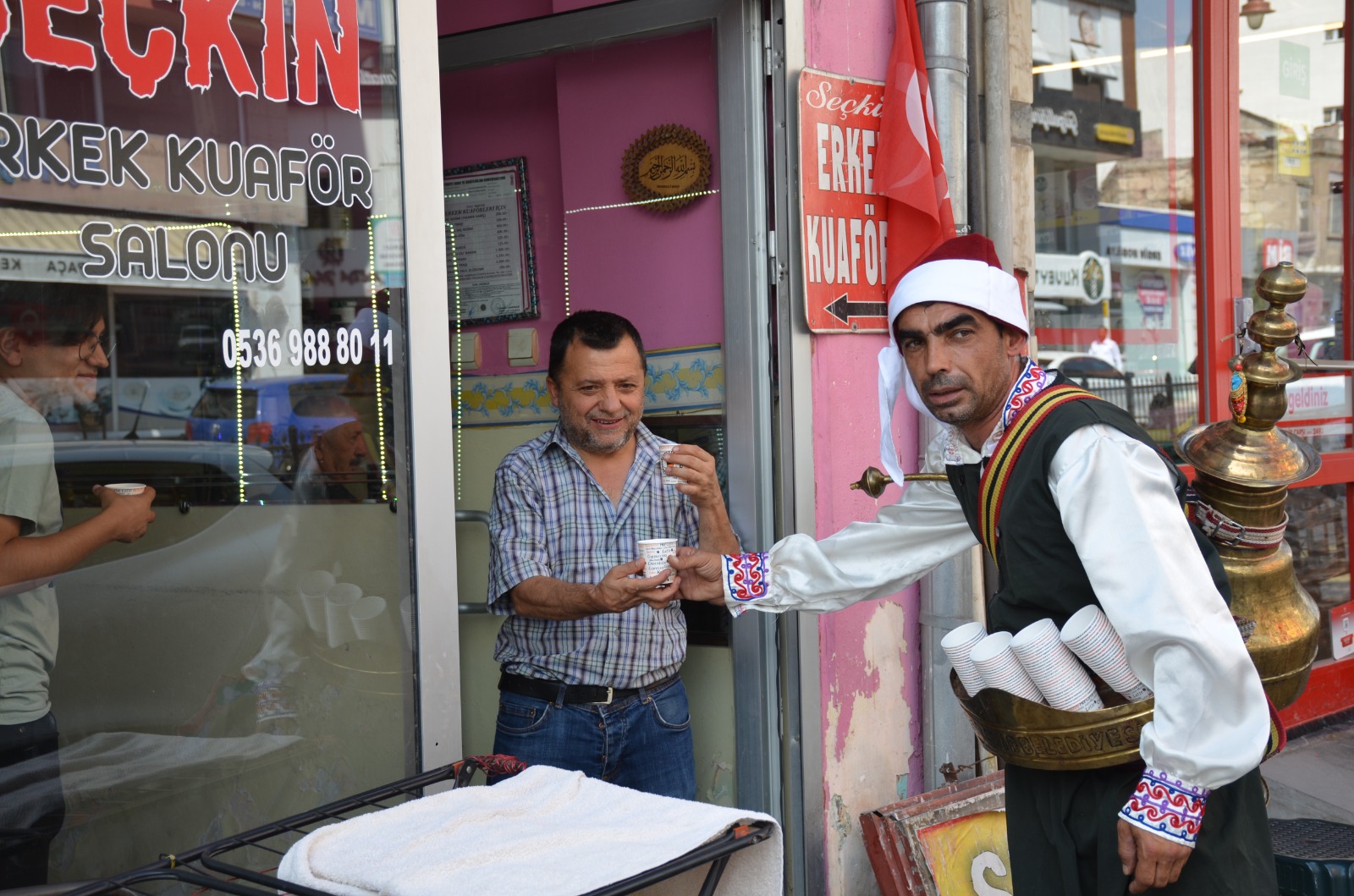 Sıcaktan Bunalan Vatandaşlar Limonatayla Serinledi (5)