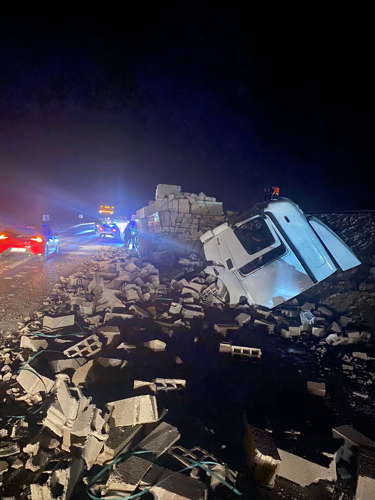 Nevşehir’de briket yüklü tır devrildi: 1 yaralı