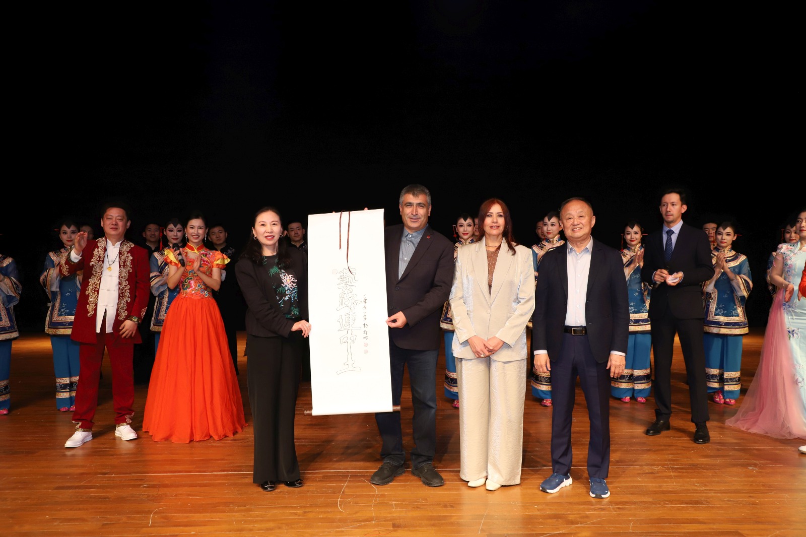 Dansının Coşkusu Çin Esintileri (1)