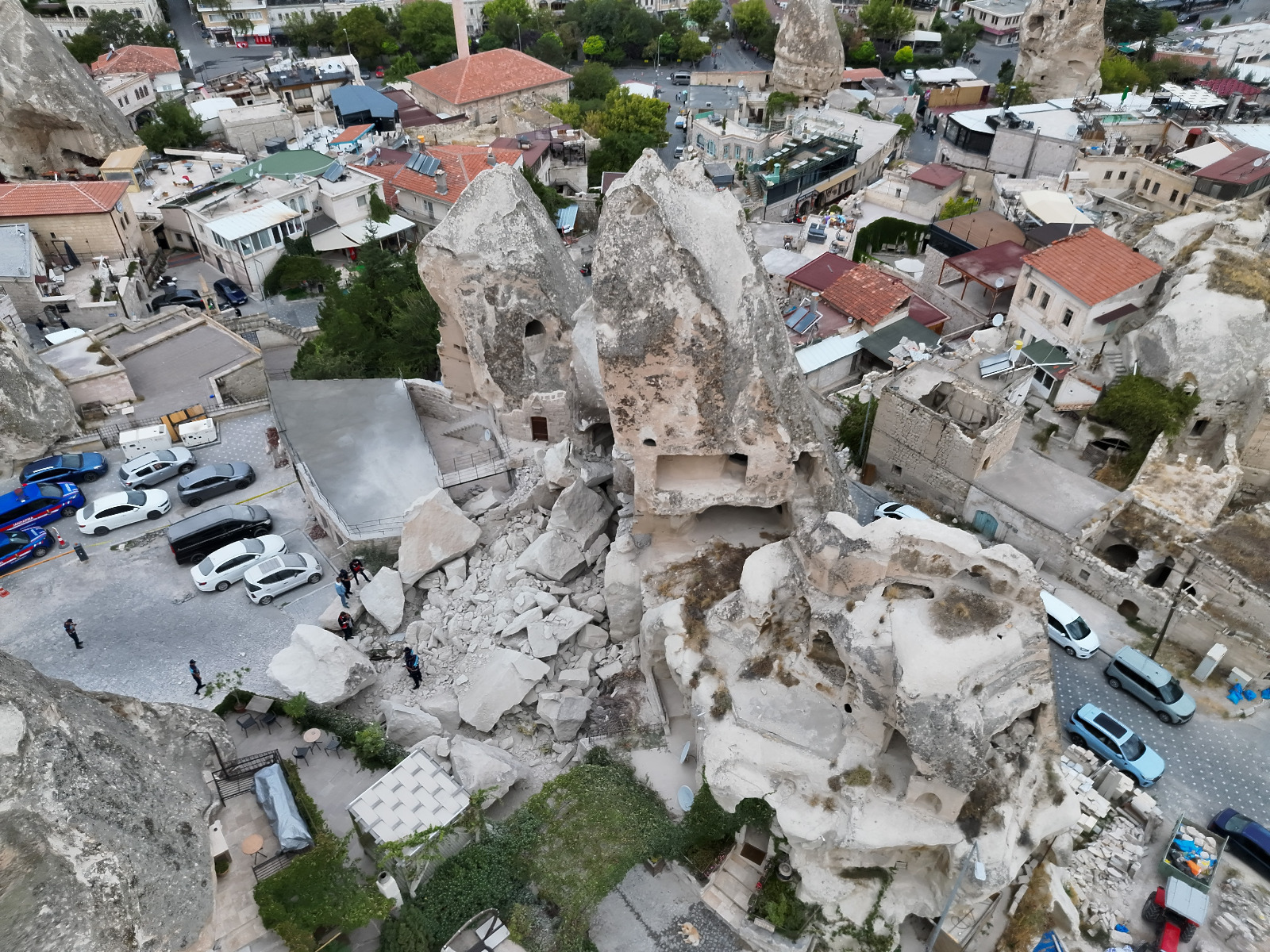 Göreme’deki̇ Peri̇bacasinda Meydana Gelen Kismi̇ Yikim Üzeri̇ne İnceleme Başlatildi 1