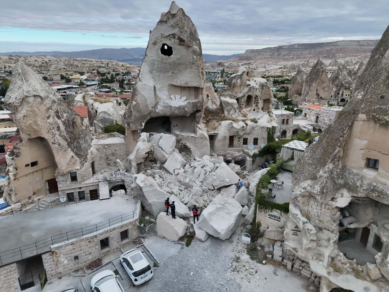 Göreme’deki̇ Peri̇bacasinda Meydana Gelen Kismi̇ Yikim Üzeri̇ne İnceleme Başlatildi 3