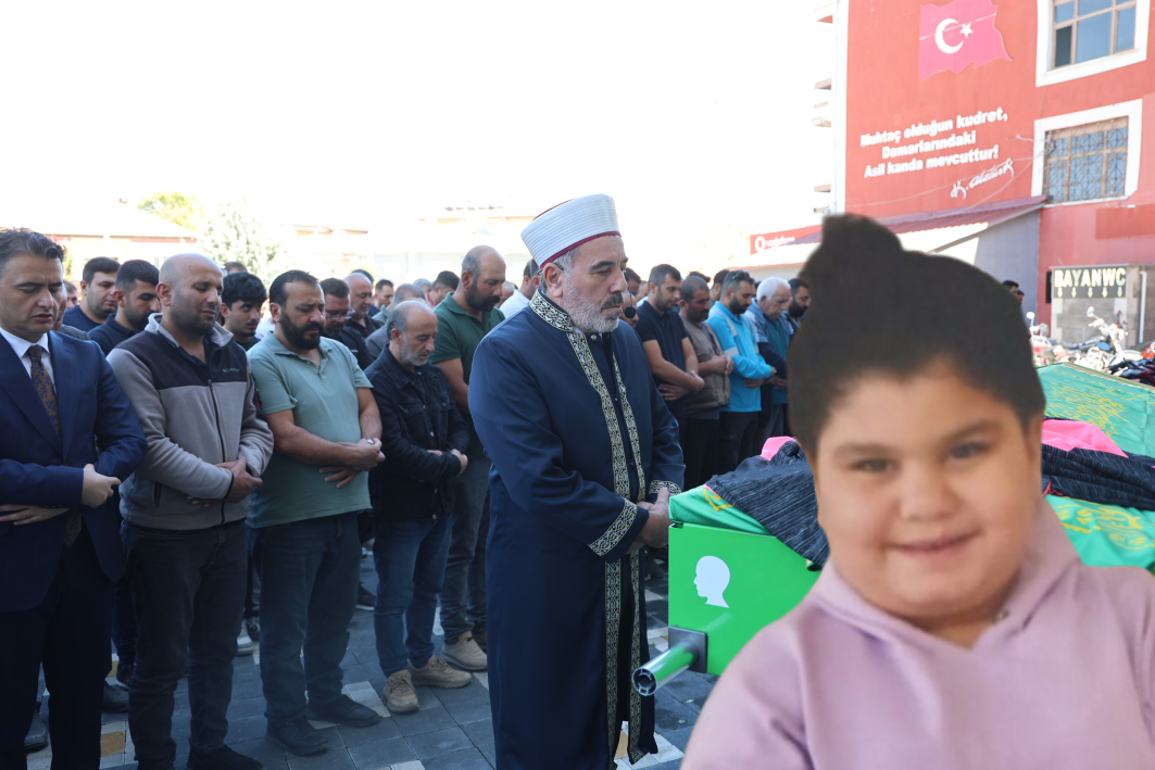 Boğazına kek kaçan küçük çocuk hayatını kaybetti