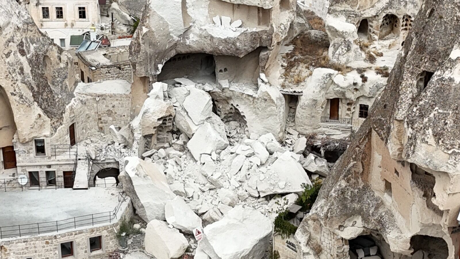 Kapadokya’da peribacasının büyük kısmı çöktü (video)