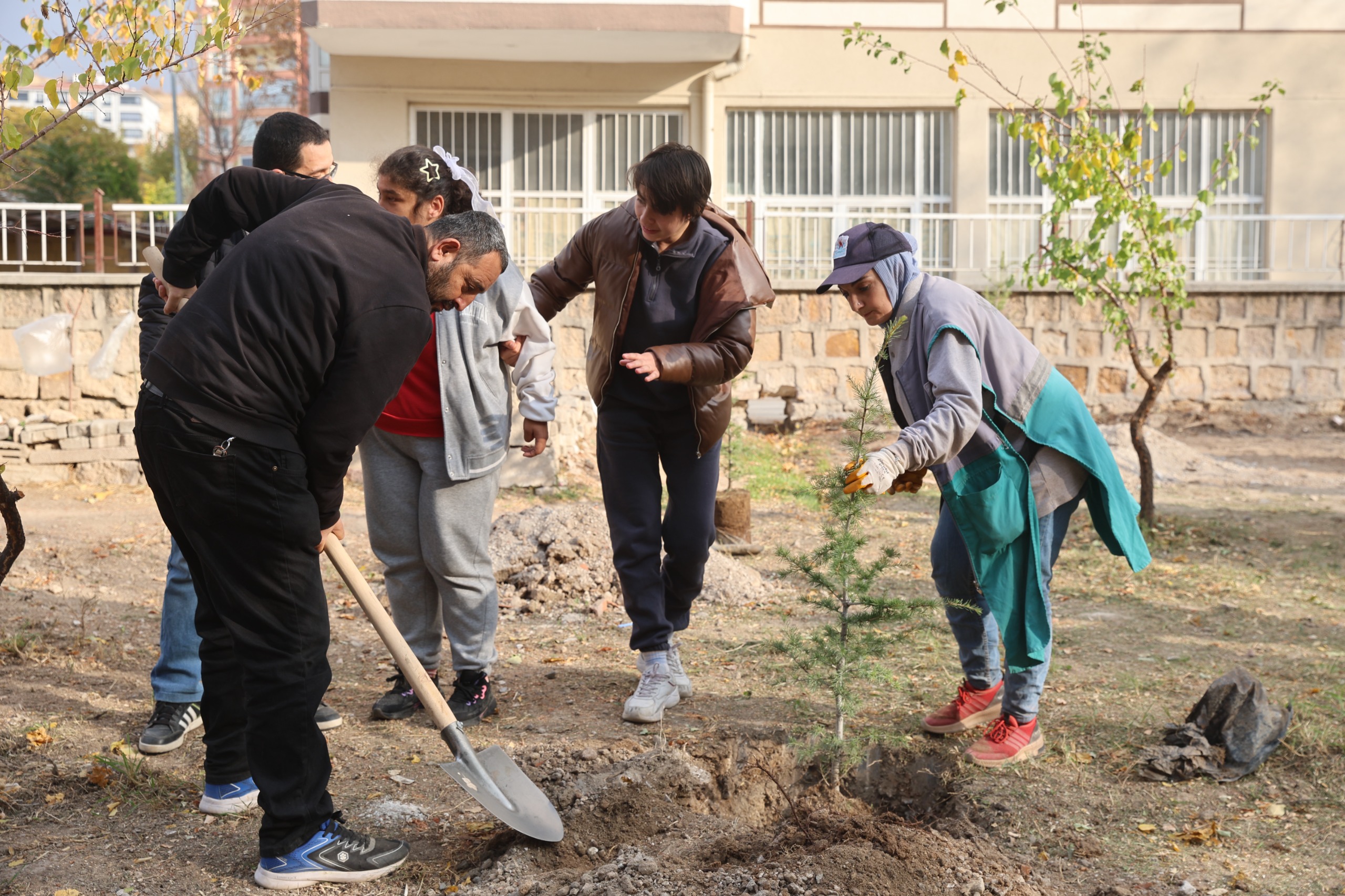11 Kasım Ağaçlandırma Günü'nde Fidan Dağıtımı (1)