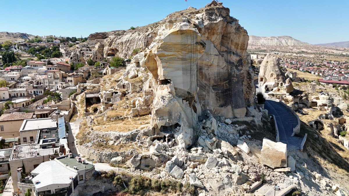 45363 Aa 20250921 39185285 39185283 Nevsehirde Kadikalesinden Kopan Kaya Parcasi Dustu