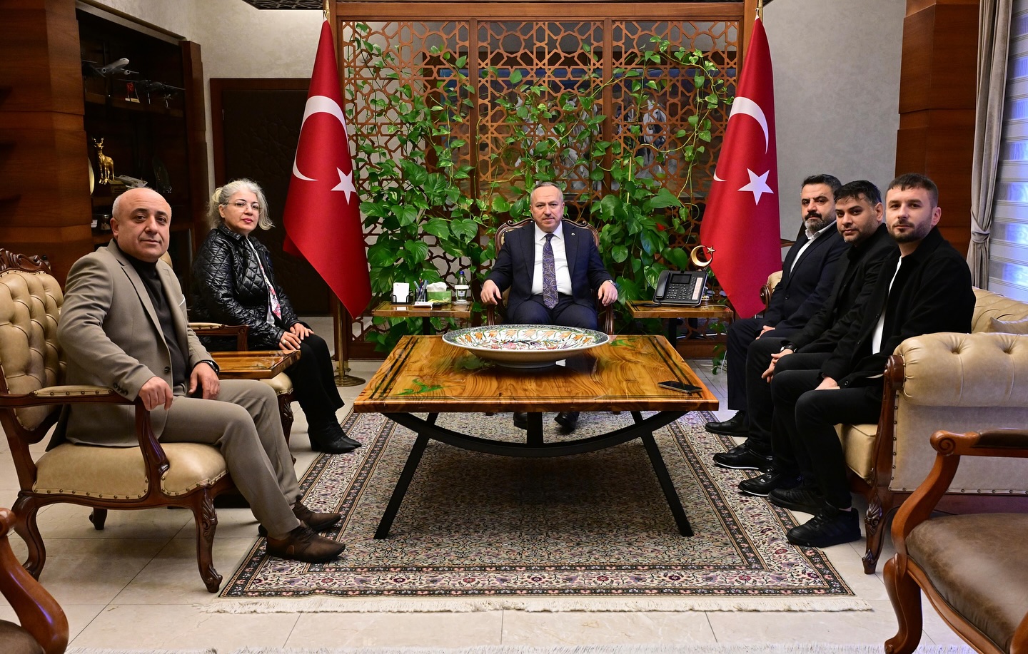 623245002 18082962089186019 6918332863681388580 N