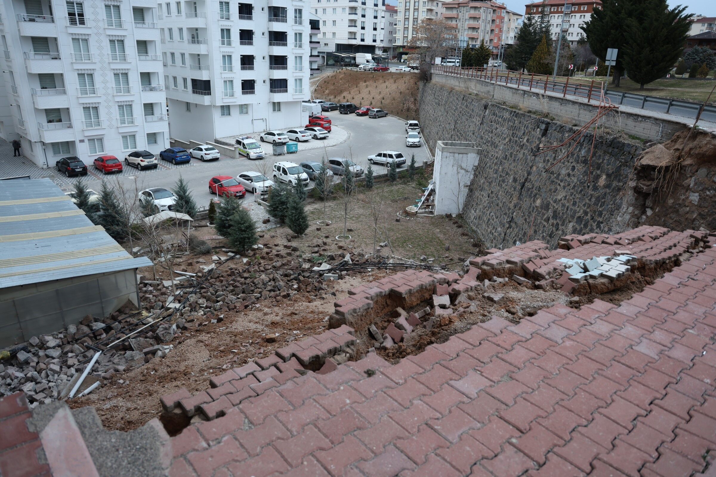15 Metrelik Istinat Duvarının Çökme Anı Panik Yarattı (2)