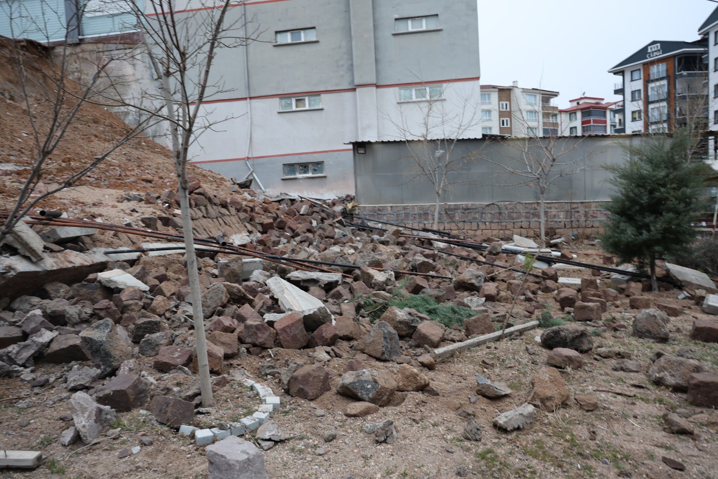 15 Metrelik Istinat Duvarının Çökme Anı Panik Yarattı (3)